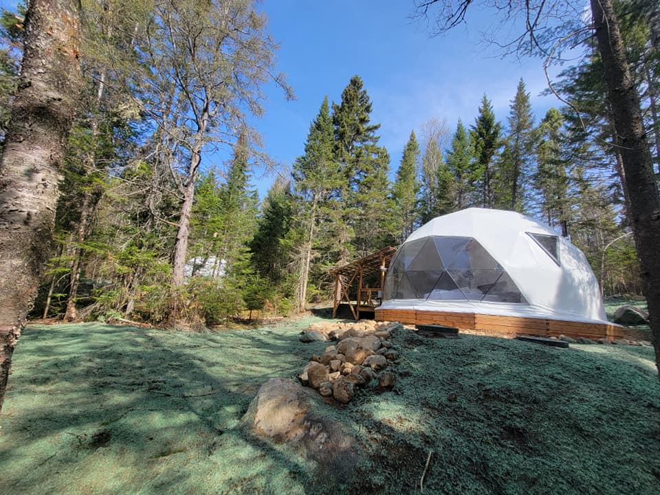 Terrain gazonné situé dans un paysage naturel  à Lachute