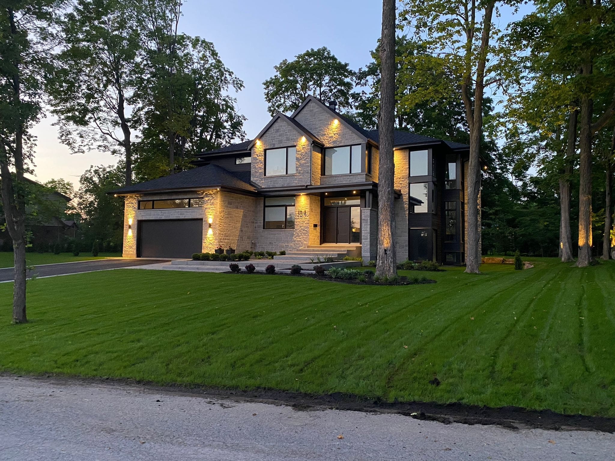 Cour de maison avec surface gazonnée et aménagement paysager simple dans un quartier résidentiel  à Mille-Isles