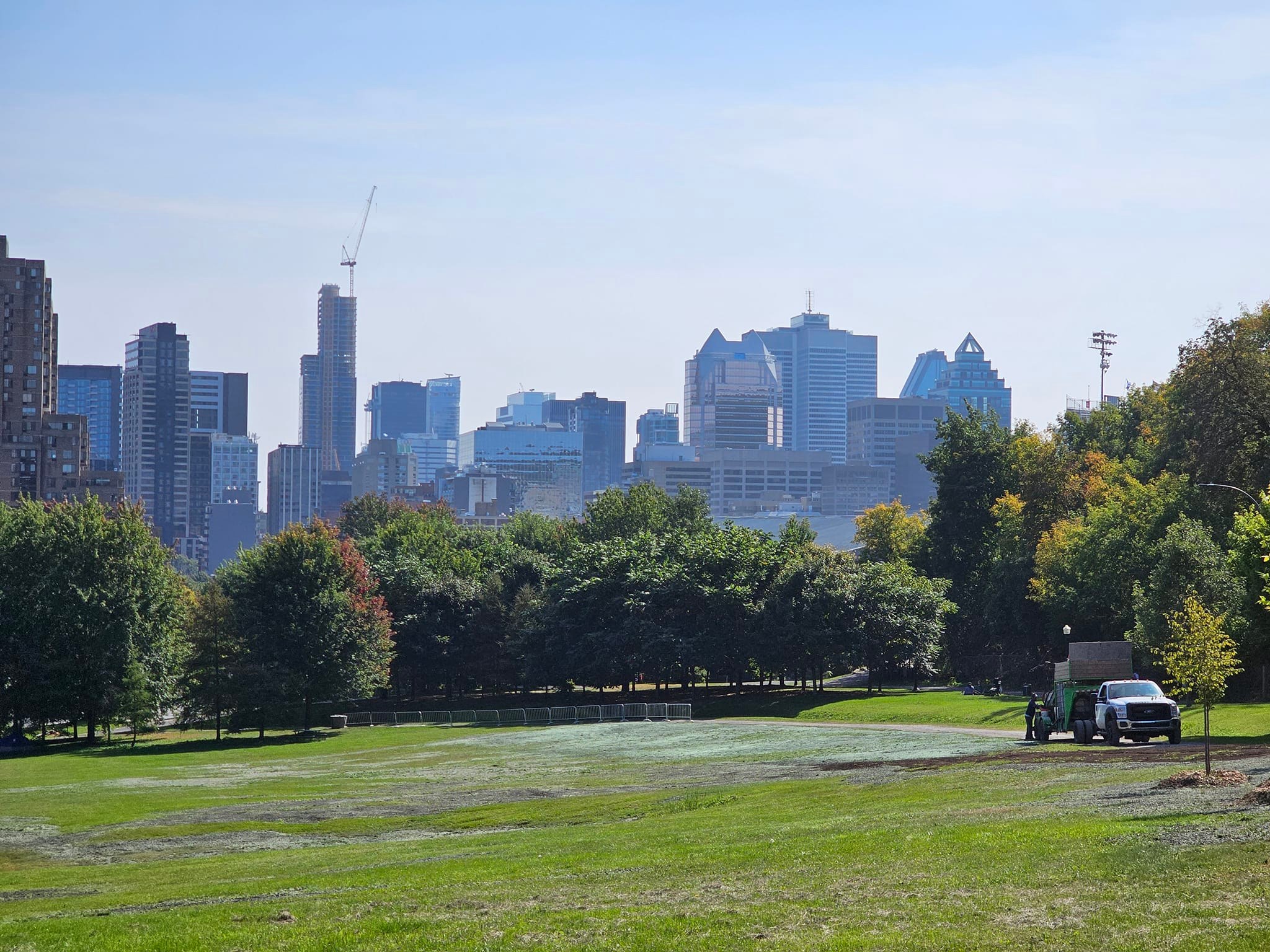Terrain gazonné entourant un immeuble résidentiel à logements multiples  à Mirabel