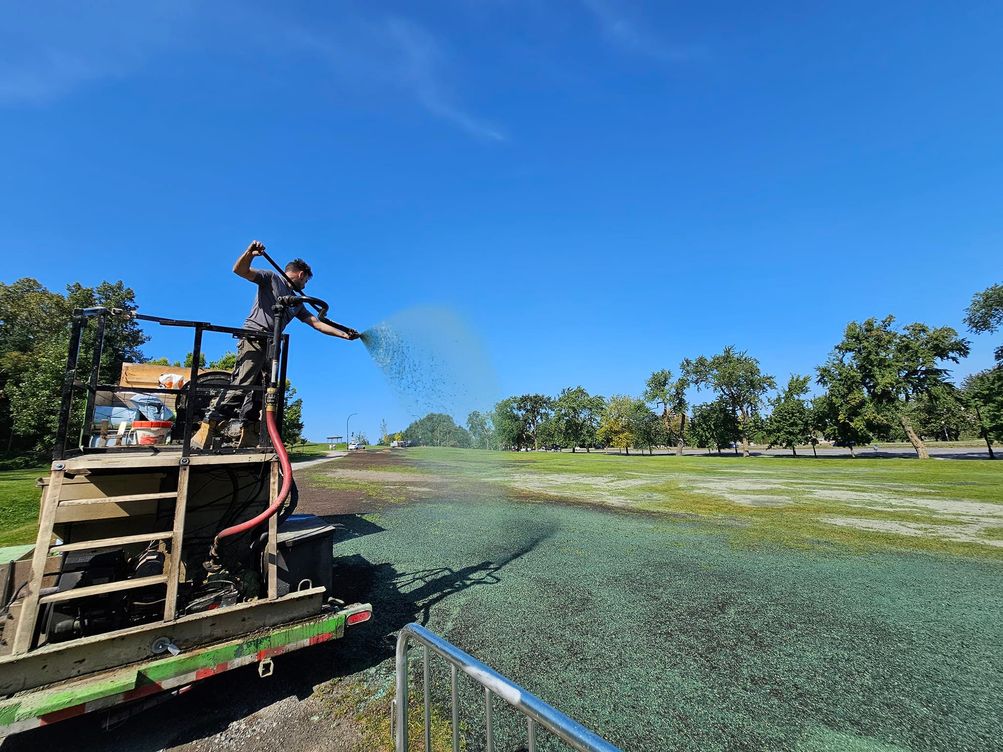 Surface végétalisée entourant un bâtiment industriel et ses accès extérieurs  à Saint-Eustache