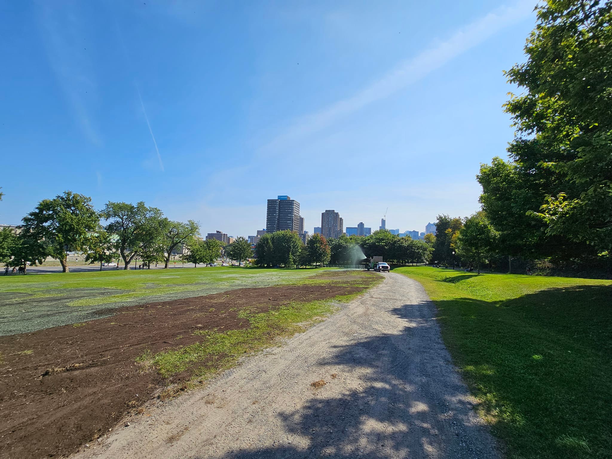 Parc municipal avec grande surface gazonnée et espace public extérieur  à Sainte-Anne-des-Lacs